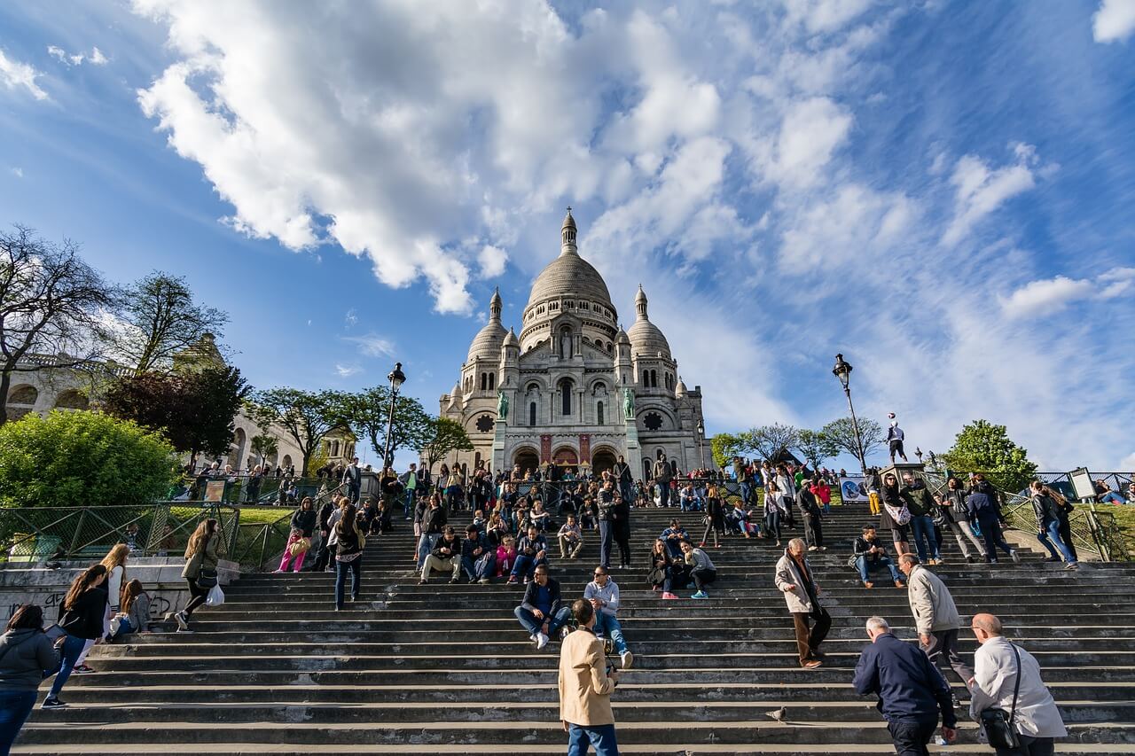 蒙馬特山丘前聚集的旅客人潮