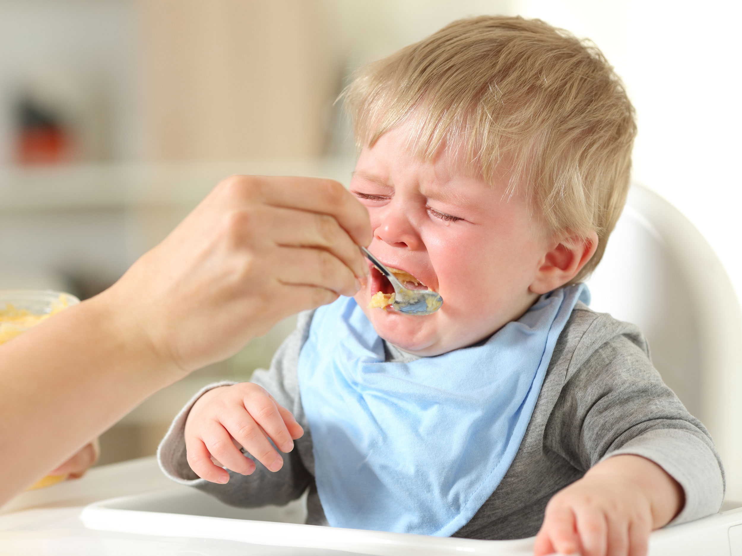 Еда при насморке. Ребенок отказывается от еды. Нарушение аппетита у детей. Маленький ребенок ест. Ложечку за маму ложечку за папу.