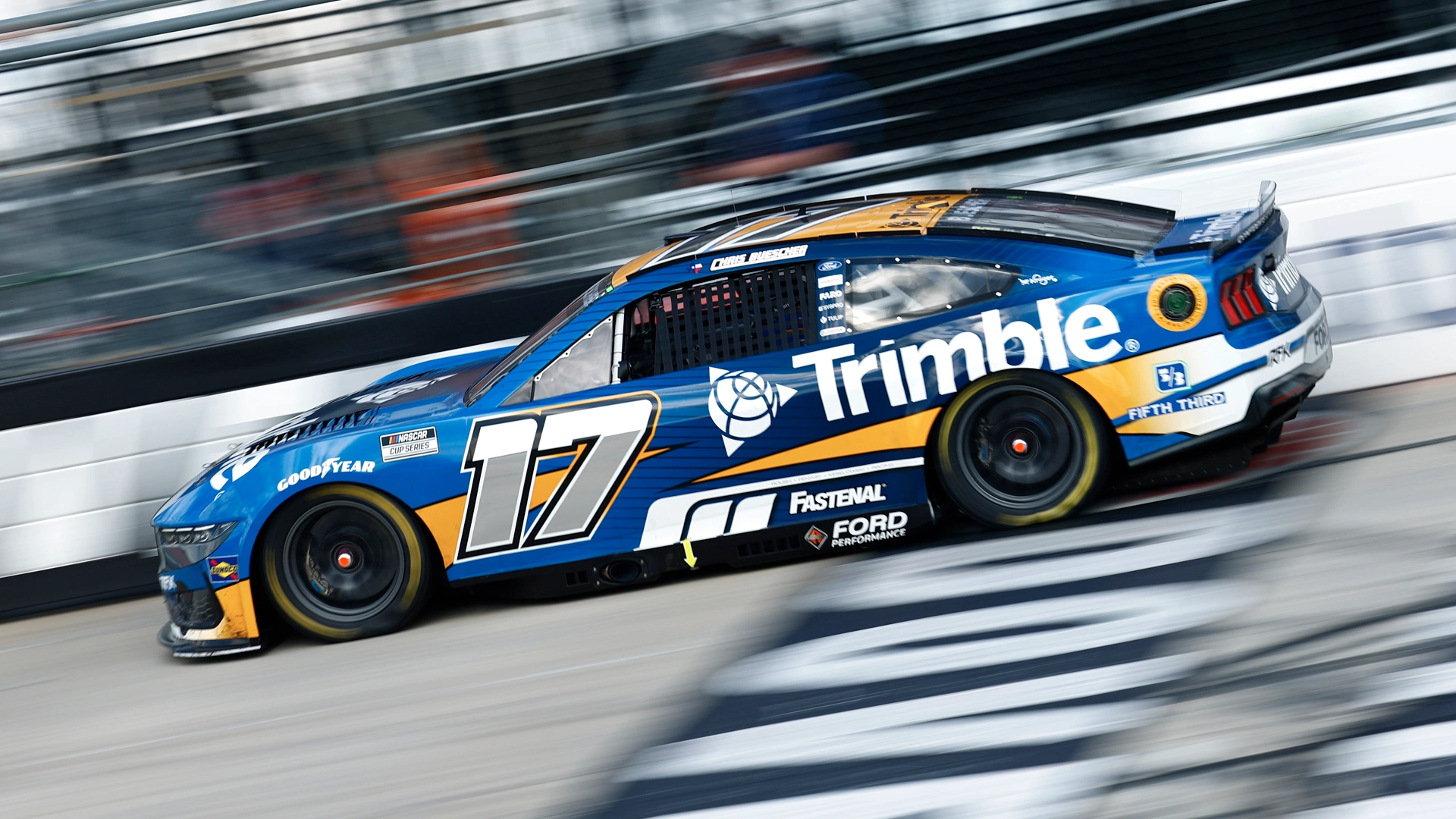 Der von Chris Buescher für RFK Racing gefahrene Trimble-Rennwagen Nummer 17 verschwimmt in der Bewegung, während er über die Rennstrecke rast.