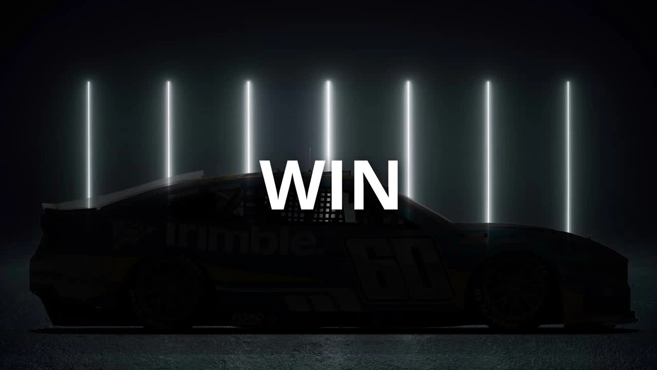 Vor einem dunklen Hintergrund mit vertikalen Neonlichtern und dem Wort „WIN“ in großen weißen Buchstaben ist ein schwach beleuchteter, silhouettenhafter Rennwagen zu sehen.