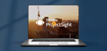 Ein Laptop zeigt das Übersichtsvideo zu Trimble ProjectSight an.