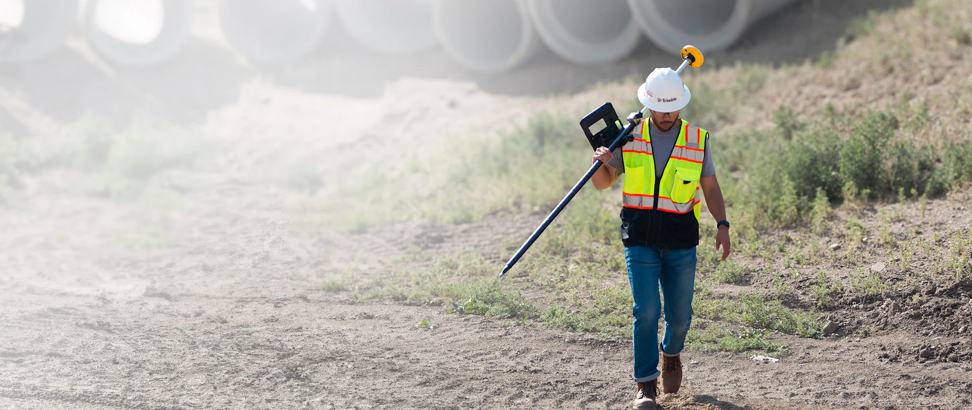 Man op een bouwplaats met behulp van Trimble Catalyst
