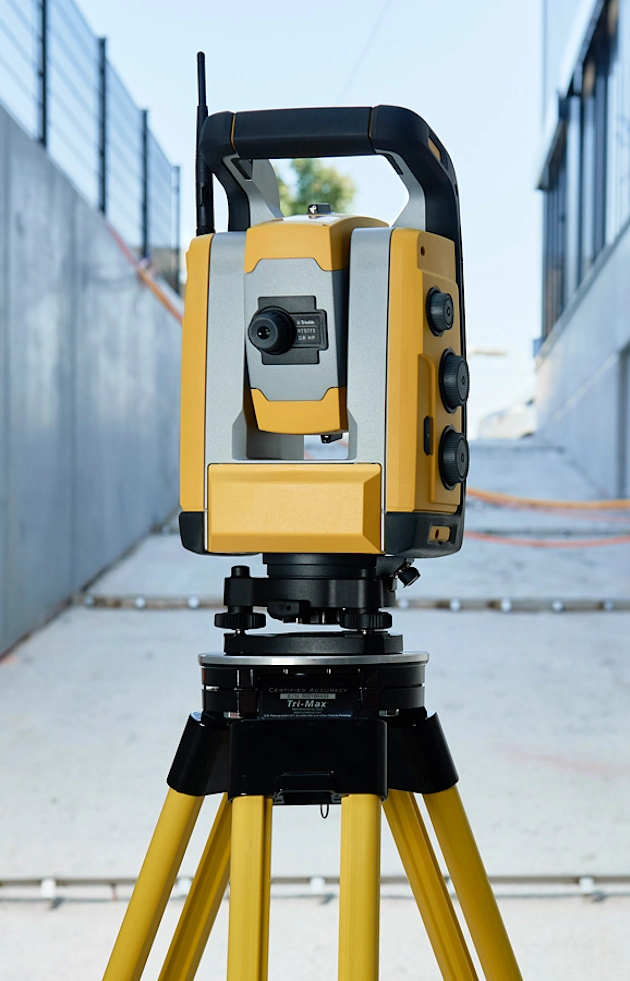 Robotic total station in a alley