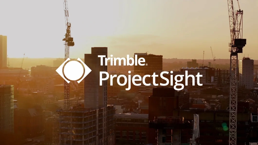 Das Logo von Trimble ProjectSight wird über einer Ansicht der Skyline von Leeds eingeblendet, die Baukranen und das Pinnacle-Gebäude zeigt.