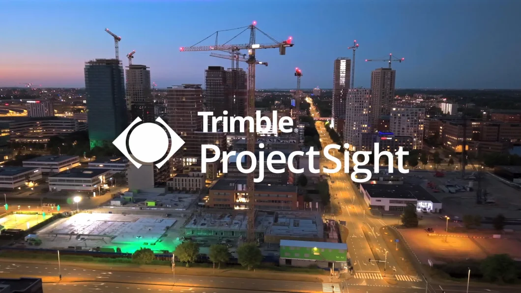 Het Trimble ProjectSight-logo wordt weergegeven over een stadsgezicht van Leeds, met bouwkranen en het Pinnacle-gebouw.