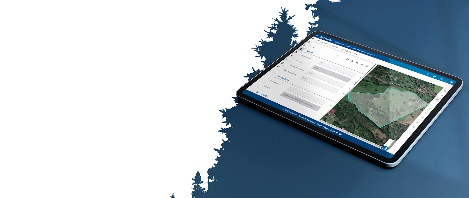 Auf einem Tablet wird eine geografische Kartierungssoftware mit Satellitenbild und Datenfeldern angezeigt. Weiße Baumsilhouetten säumen die linke Seite.