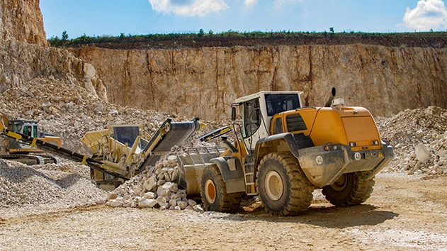 Engins lourds déplaçant des pierres sur un chantier