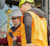 Mensen met helmen en Trimble-hesjes die zware machines bedienen