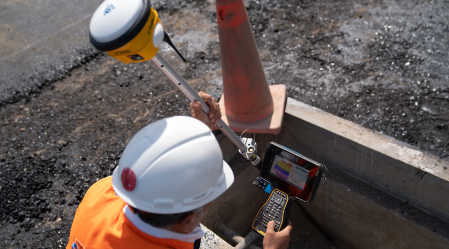 Man surveying at lima airport