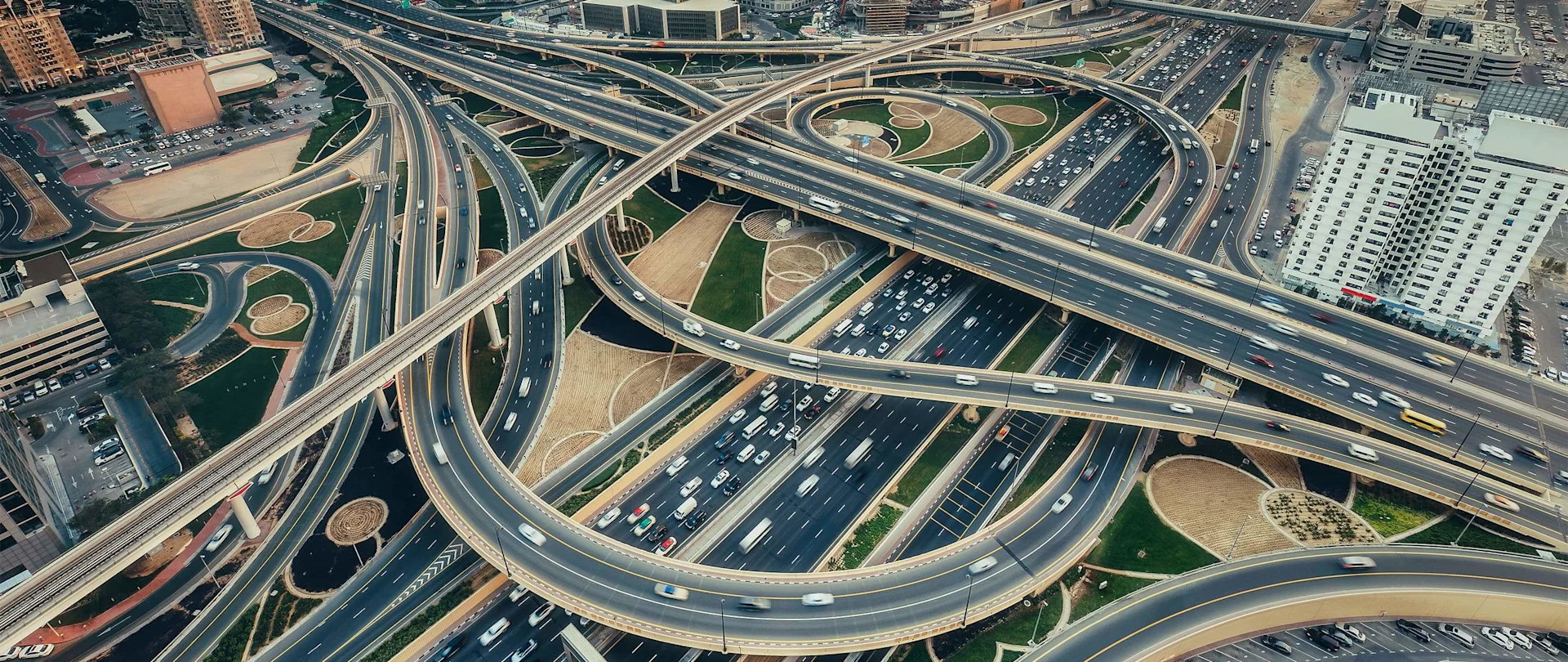 Luchtfoto van een snelwegkruising in Dubai, Verenigde Arabische Emiraten