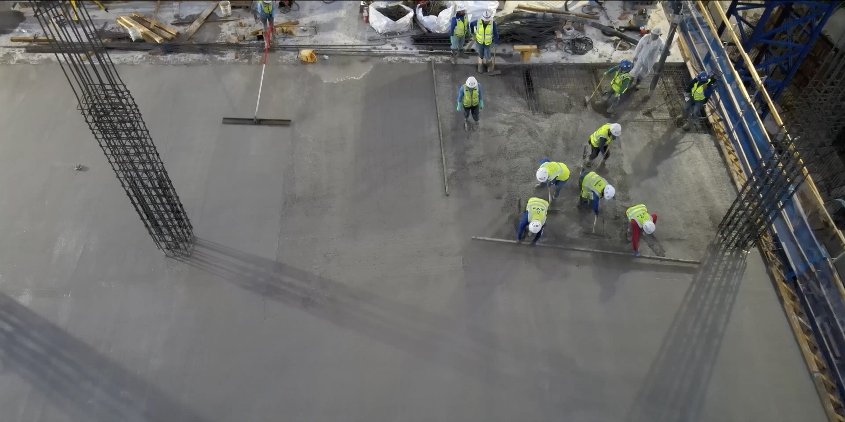 L'équipe de construction de JE Dunn vérifie un modèle numérique sur le chantier et discute de l'implantation et de la coordination.