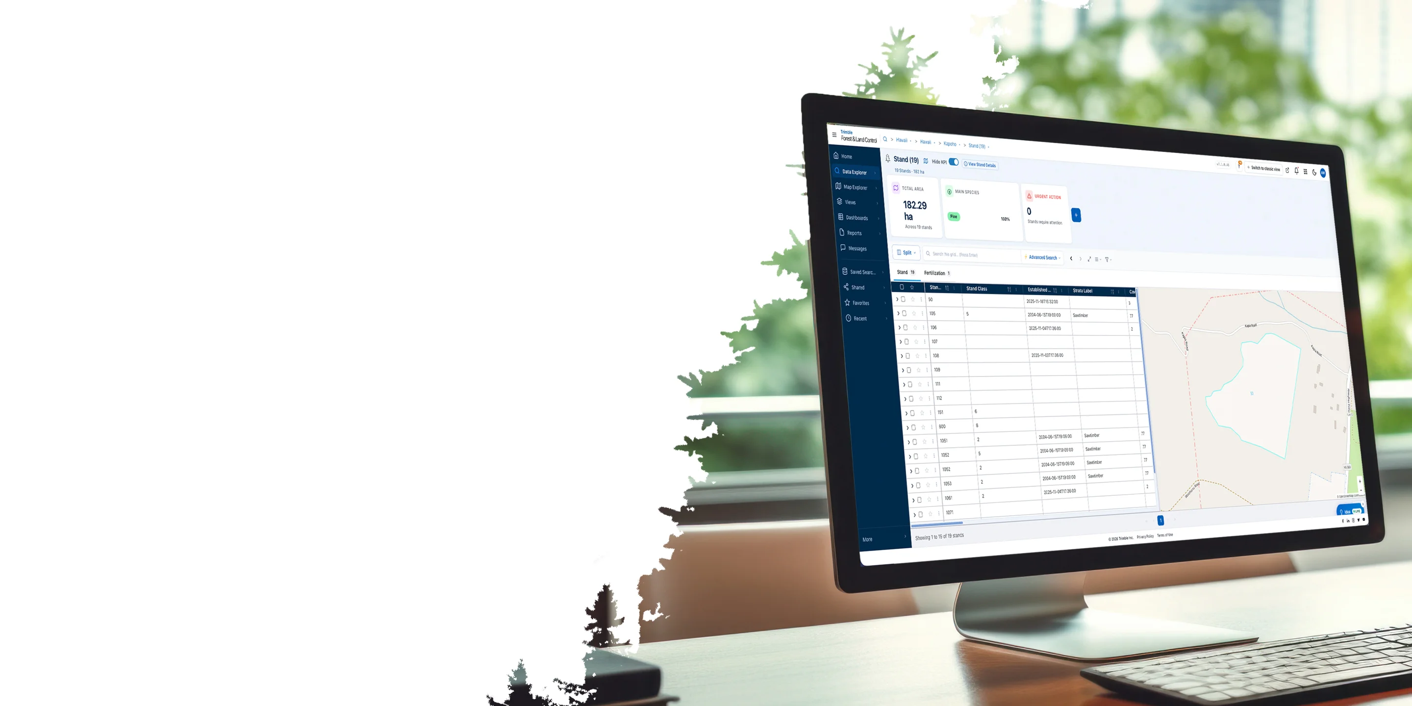 Ein Computerbildschirm zeigt die Software Trimble Forest & Land Control mit Bestandesdaten für 182,29 Hektar Land sowie einer interaktiven Parzellenkarte für das AECO-Gewerbe und die Forstverwaltung.