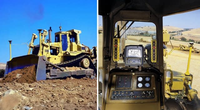 Eine Caterpillar-D9N-Planiermaschine mit 3D-GNSS-Nivelliersystem auf einer Baustelle, ausgestattet mit zwei Antennen, einem Display in der Fahrerkabine mit topografischer Karte und Lichtleisten für präzise Erdarbeiten.