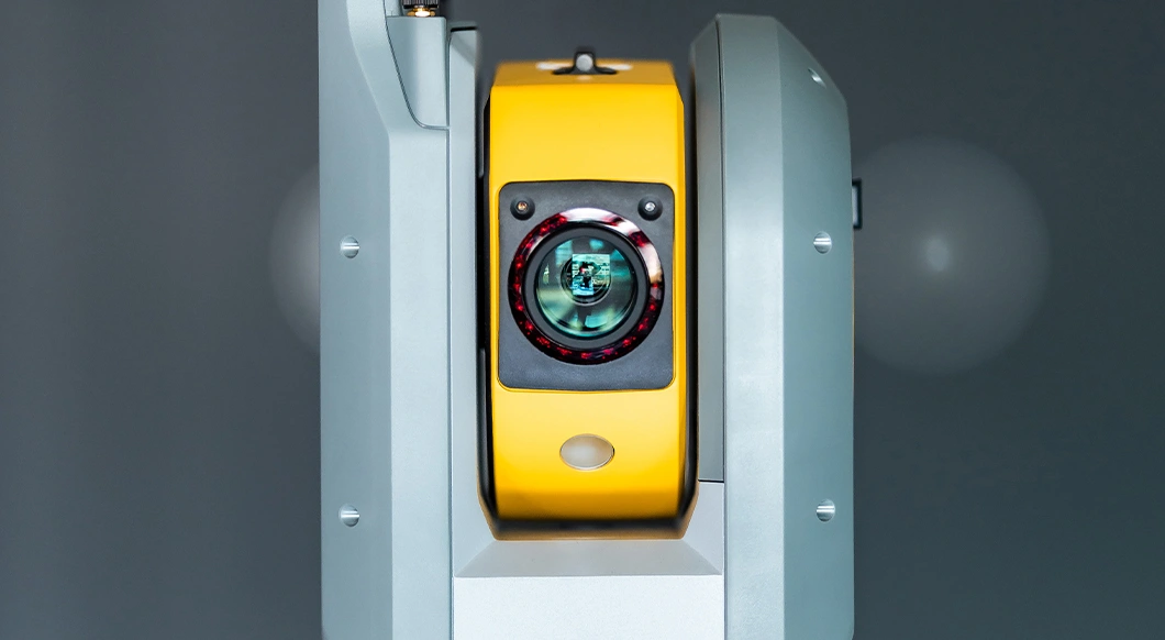 Mann trägt die Trimble-Ri-Totalstation