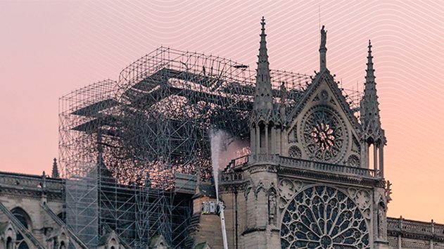 Vue aérienne de la cathédrale Notre-Dame et des échafaudages au crépuscule