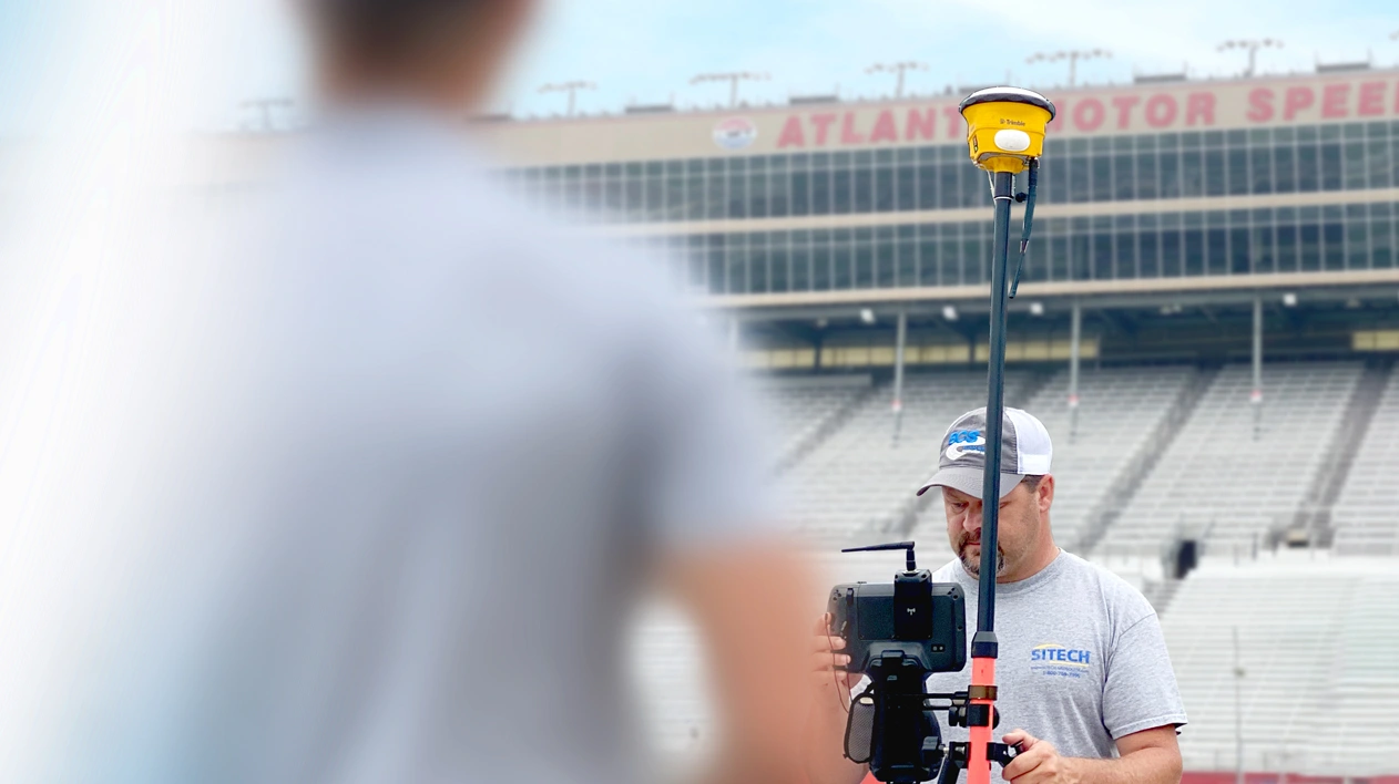 Ein SITECH-Ingenieur nutzt Trimble-Vermessungstechnik auf dem Atlanta Motor Speedway