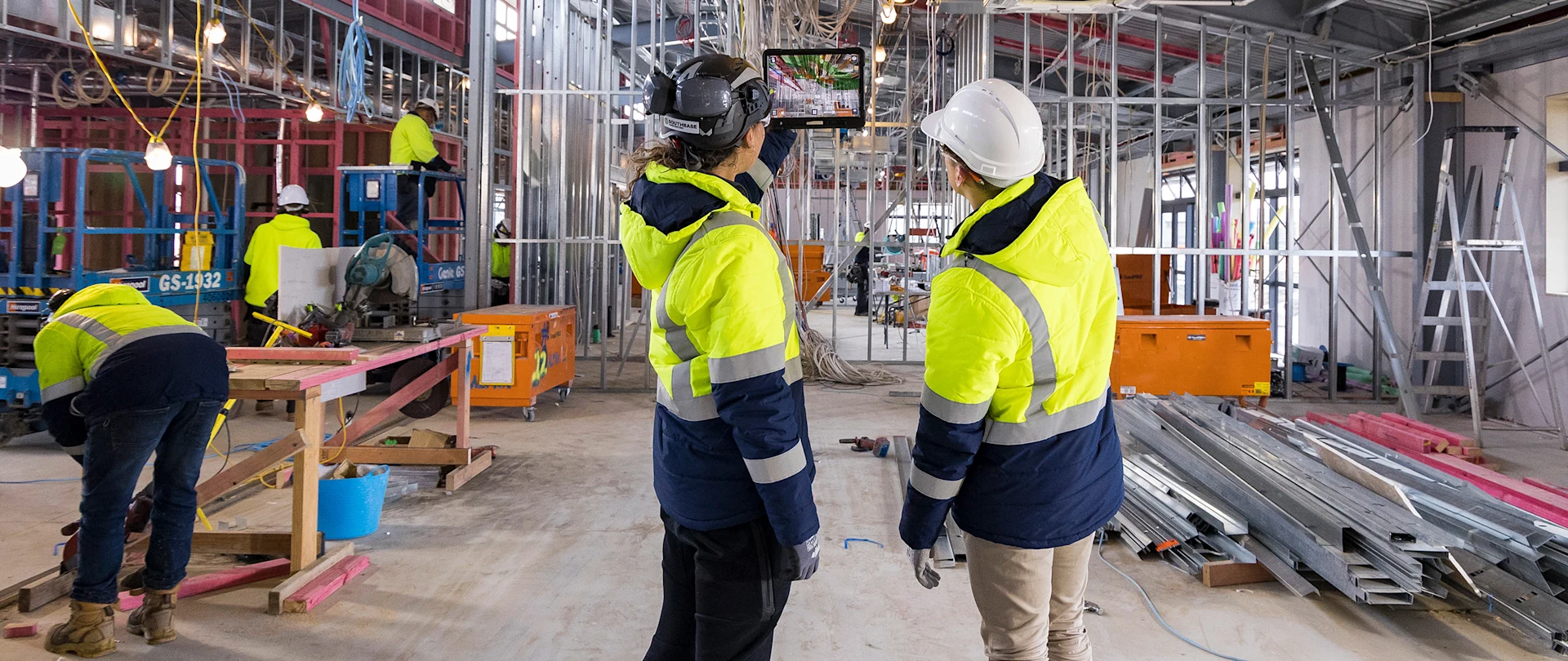 Twee bouwvakkers gebruiken Trimble sitevision