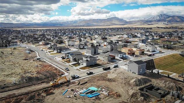 Vue aérienne d'un chantier dans un quartier résidentiel de West Jordan, Utah, États-Unis