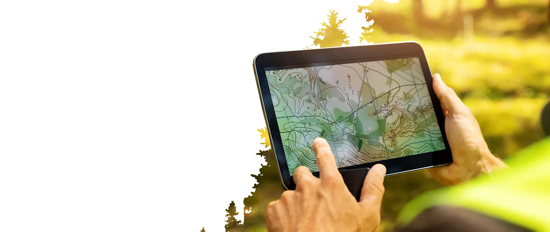 Zwei Hände halten ein Tablet, auf dem eine topografische Karte angezeigt wird. Im Hintergrund ist eine sonnige, verschwommene Außenaufnahme zu sehen.