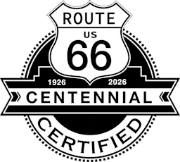 Das offizielle Emblem für Route 66 Centennial Certified: ein kreisförmiges schwarz-weißes Logo mit dem US-66-Schild, den Jahreszahlen 1926–2026 und einem Banner.