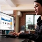 Een vrouw werkt achter een computer en kijkt naar BIM-objecten op de MEPcontent-website op haar scherm.