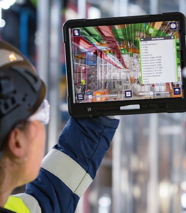 Frau hält ein Gerät mit Connect AR