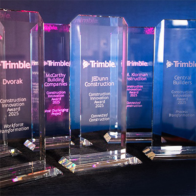 De JE Dunn Connected Construction Award tentoongesteld tussen andere Trimble Construction Innovation-trofeeën van 2025.