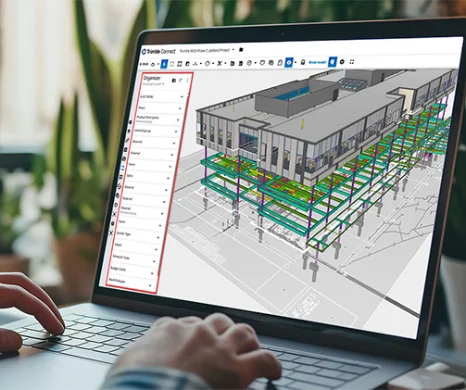 Iemand bekijkt een 3D-gebouwmodel in Trimble Connect op een laptop; de Organizer-zijbalk is rood omkaderd.