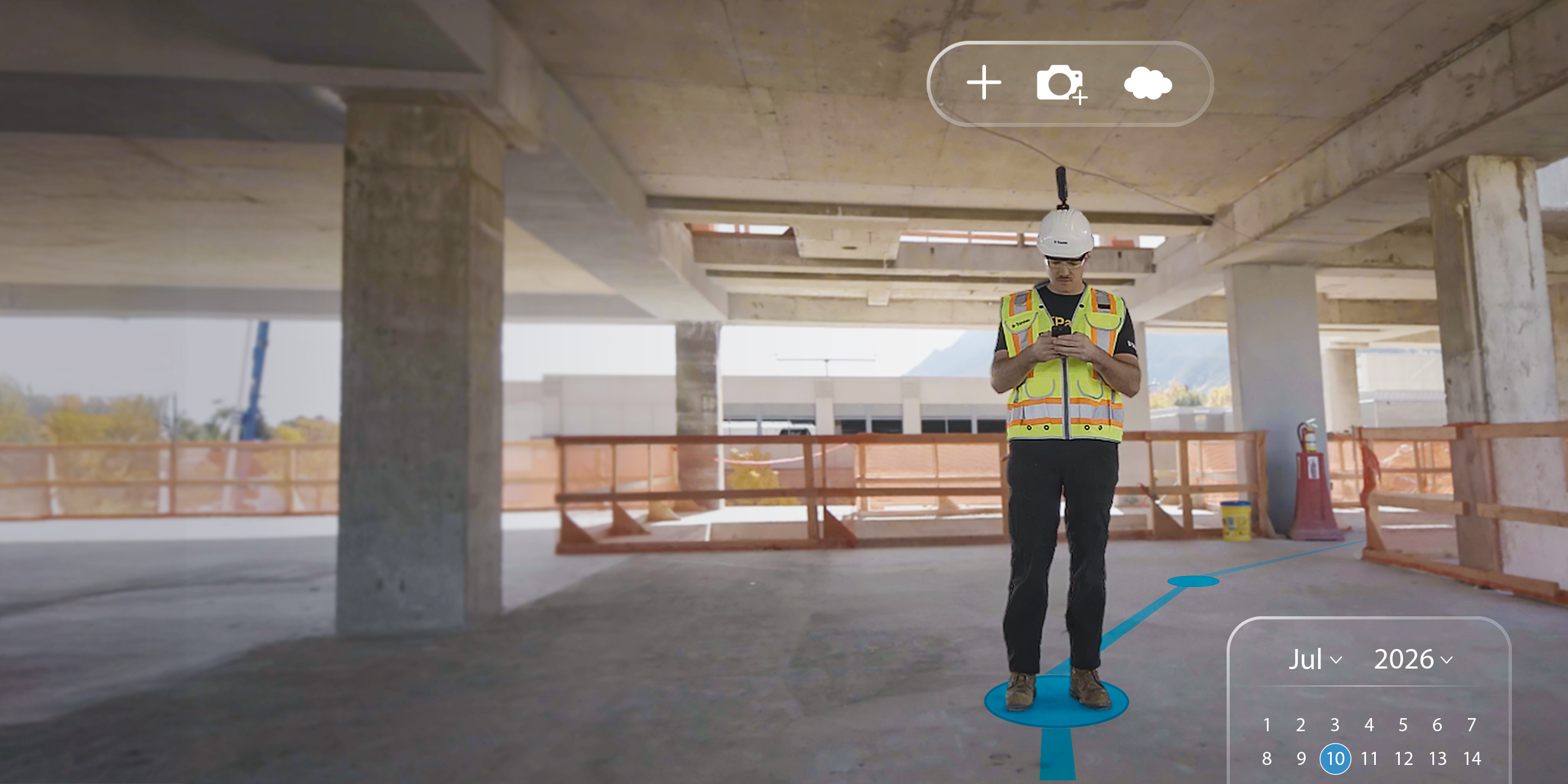 Un ouvrier du bâtiment sur un chantier en train d'utiliser l'application ProjectSight 360 Capture sur un téléphone. Des superpositions en réalité augmentée affichent un calendrier et des données.