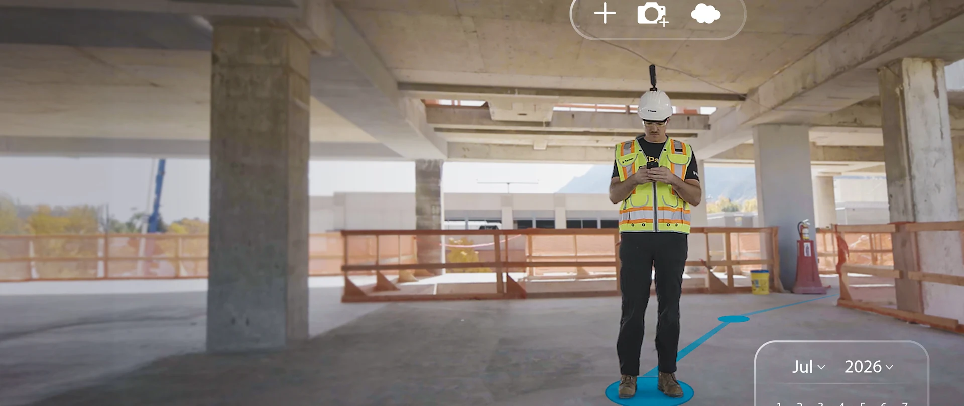 Bouwvakker op een bouwplaats met een ProjectSight 360 Capture-app op een telefoon. AR-overlays tonen een kalender en gegevens.