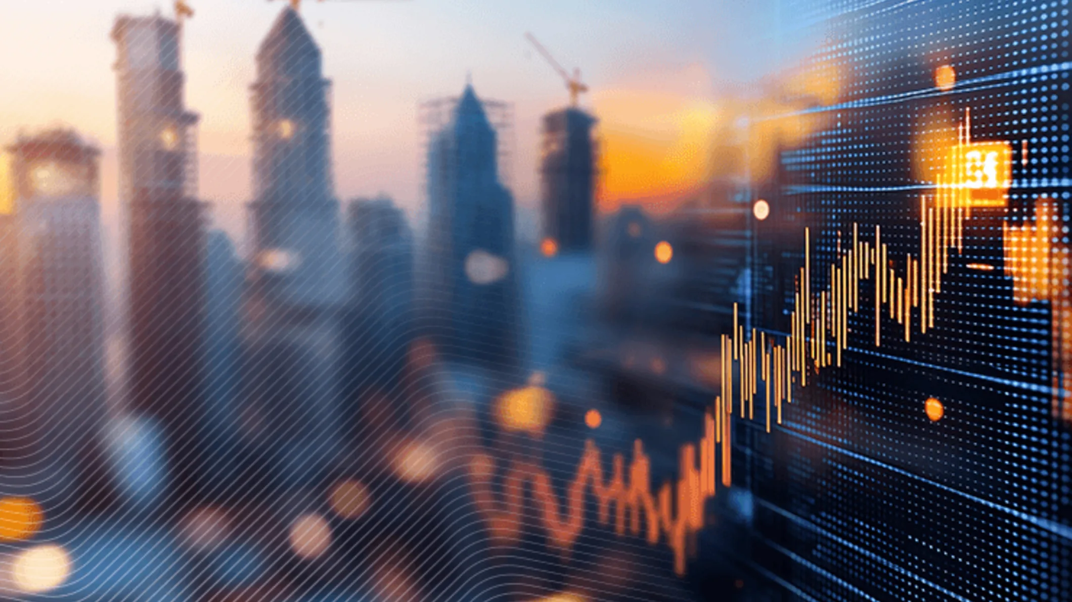 Paysage urbain flou au coucher du soleil, avec des grues à tour sur des bâtiments en construction. Une superposition numérique orange visualise les données du marché AECO, essentielles à la prise de décision.