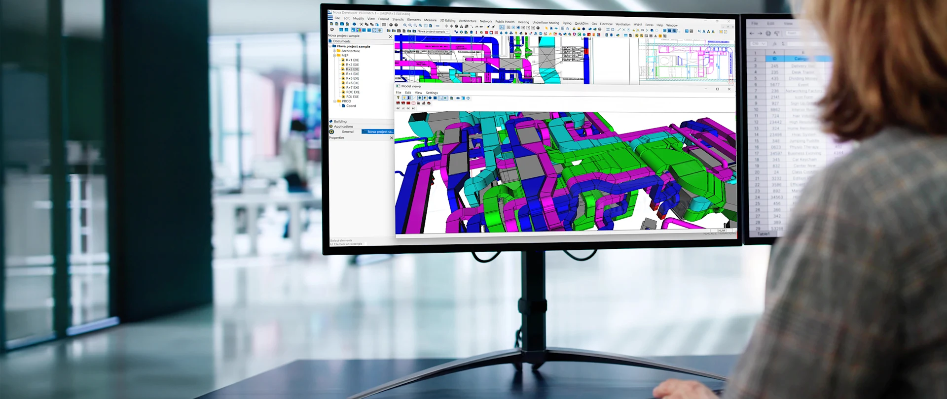 Ein Ingenieur arbeitet in einem modernen Büro in Trimble Nova an einem BIM-Modell. Auf einem großen Monitor sieht man eine komplexe 3D-Ansicht mit bunten TGA-Kanälen und Rohrleitungen.