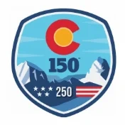Offizielles Logo America 250 und Colorado 150: ein blauer Schild mit dem Staatssymbol „C“, Berggipfeln, fünf Sternen und roten Streifen.