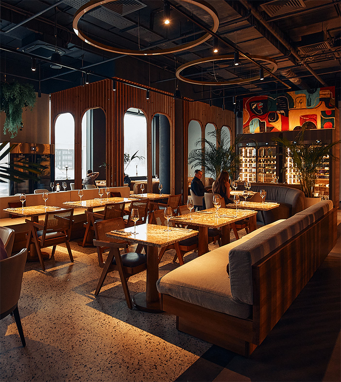 Avec un éclairage chaleureux et une ambiance à couper le souffle, le restaurant représenté témoigne que l'architecture insuffle une atmosphère chic bien avant que la première assiette ne soit servie.