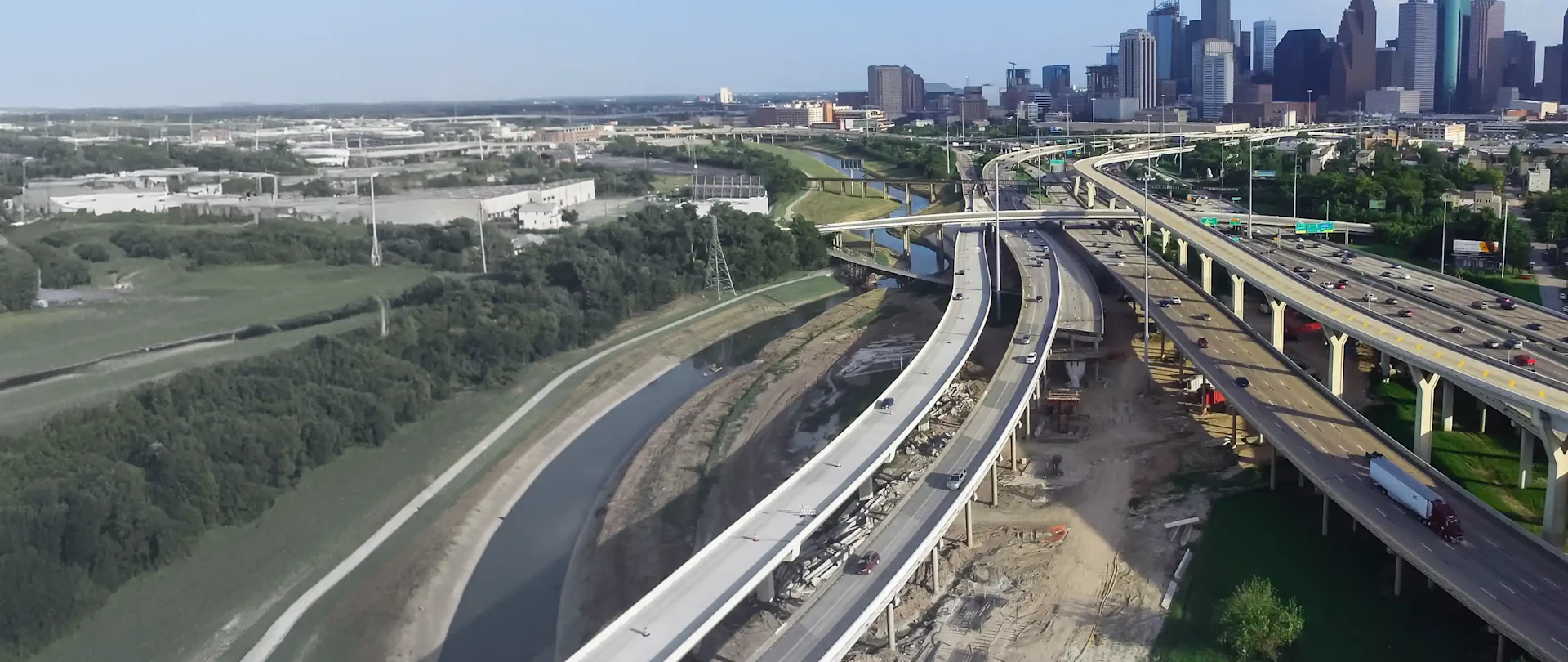 Deze luchtfoto toont de skyline van Houston, Texas en het I-10/I-45 snelwegknooppunt, een locatie voor Trimble-infrastructuuroplossingen.