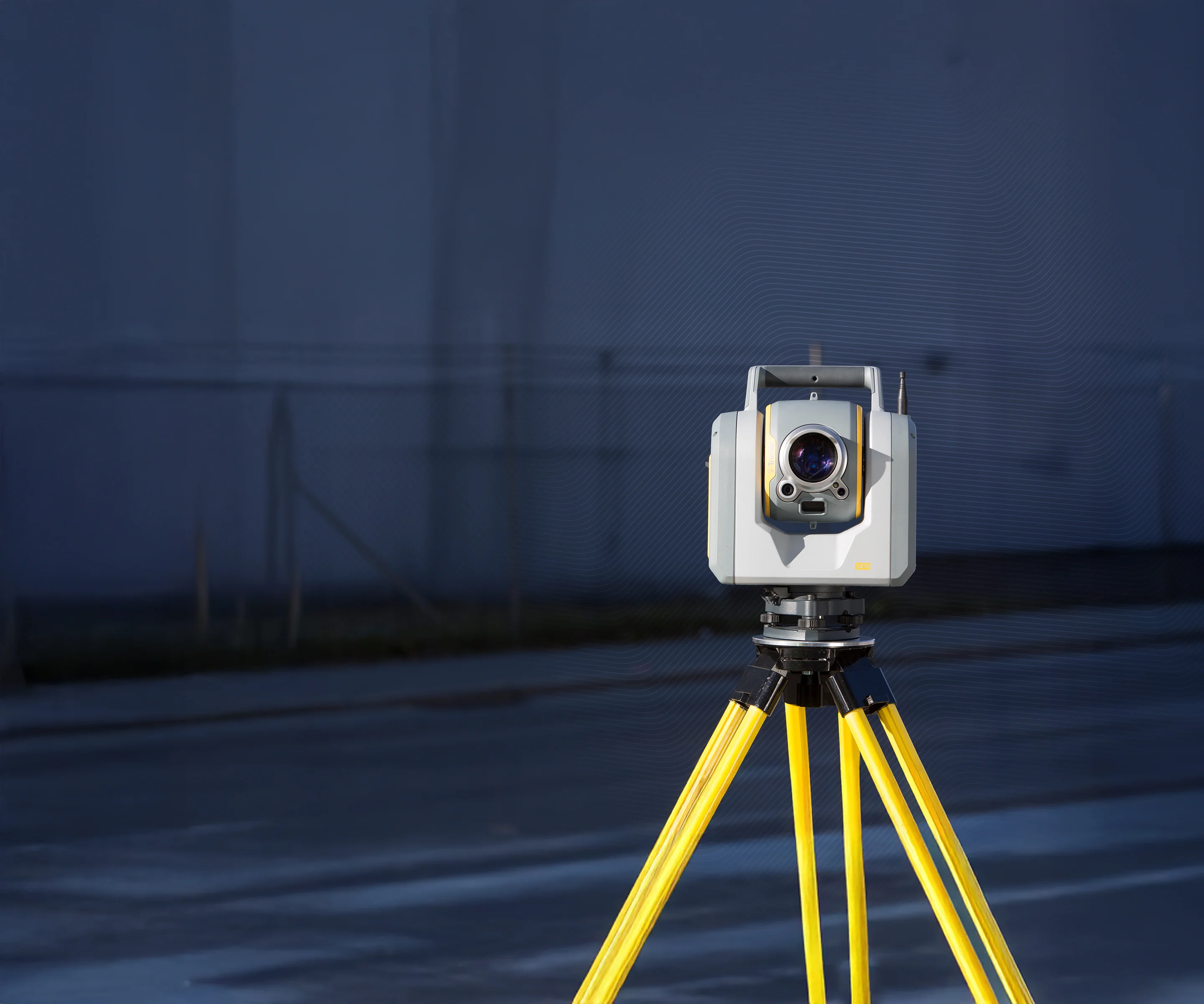 Trimble SX10 scanning totalstation op een gele statief in een buitenomgeving.