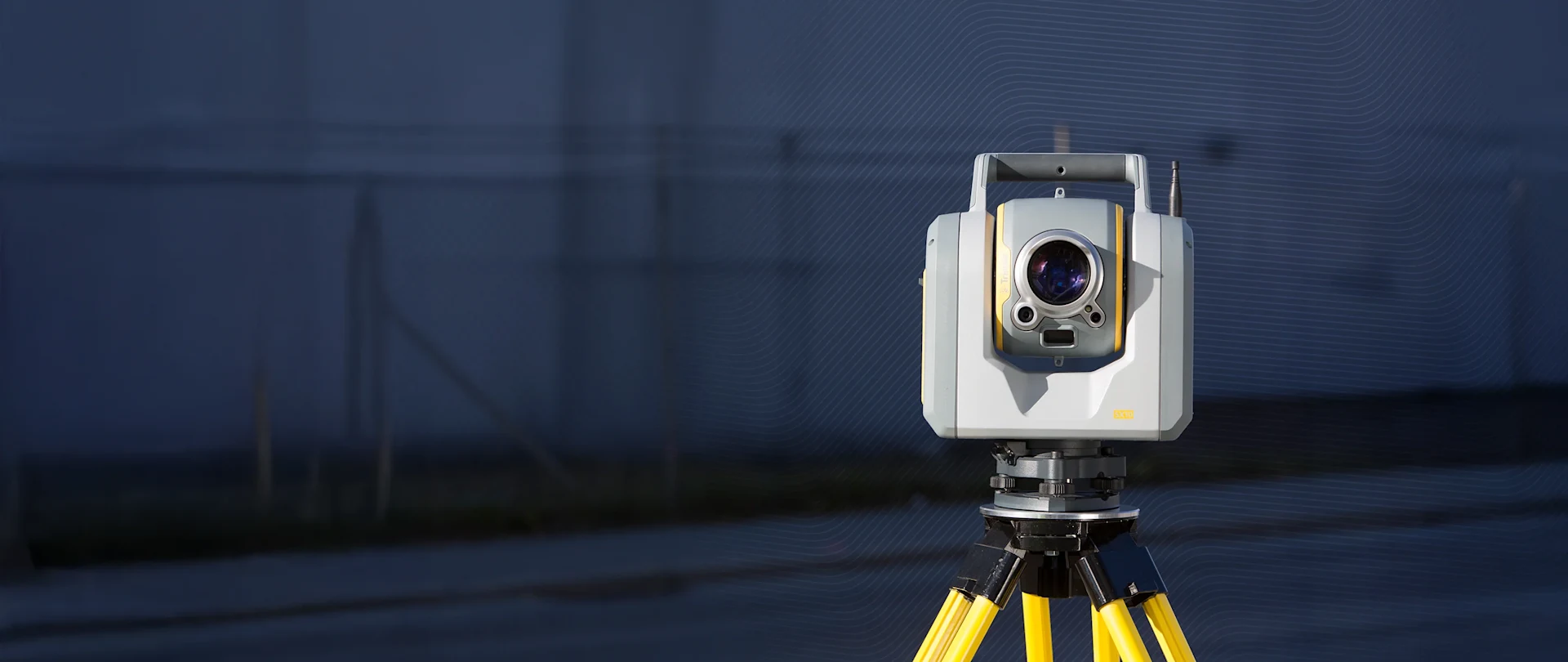Trimble SX10 scanning totalstation op een gele statief in een buitenomgeving.
