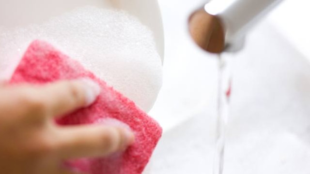 Cleaning dishes