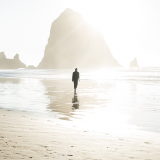 Une personne à la plage regarde vers l’océan