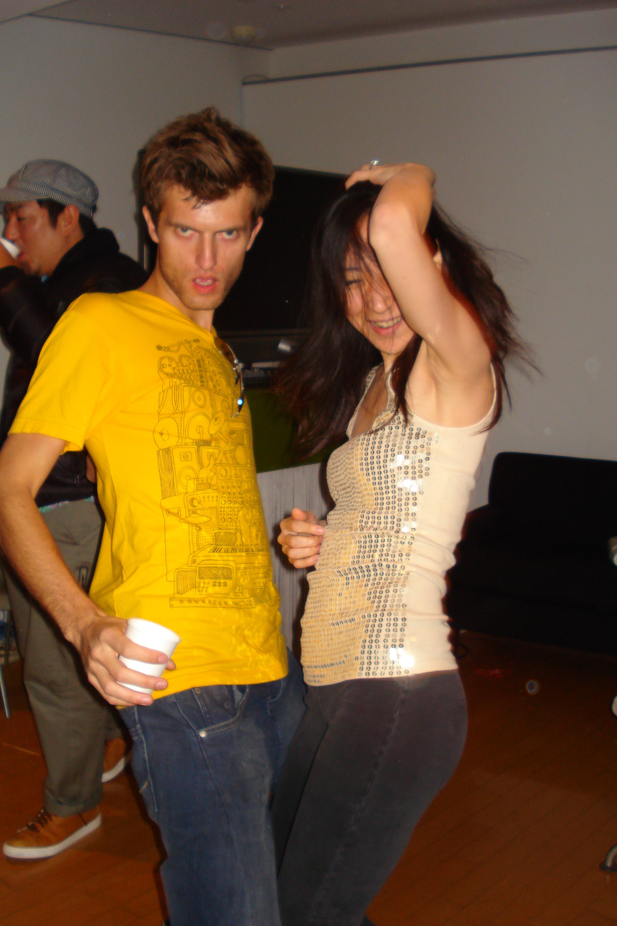 Tokyo-party-vert-dancing