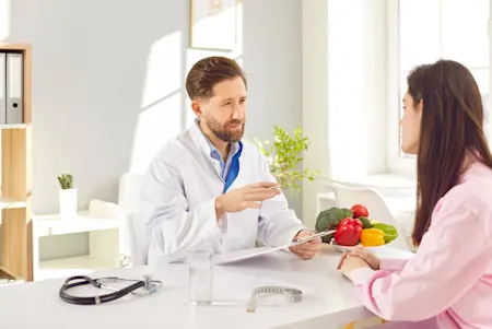 Nutritionist talking to a client