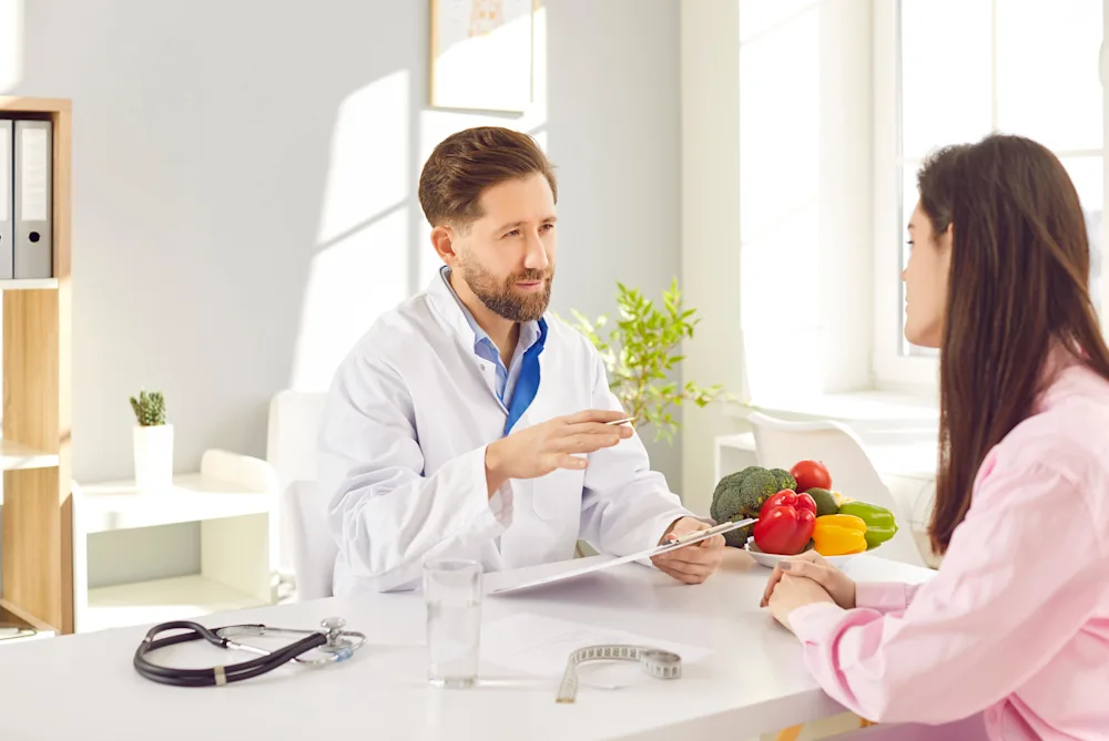 Nutritionist talking to a client