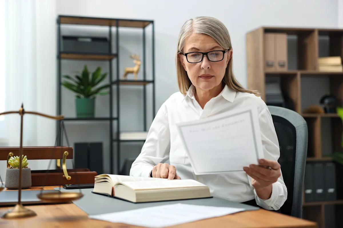 senior contracts lawyer