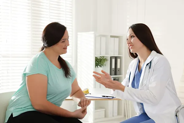 Dietitian talking to a client