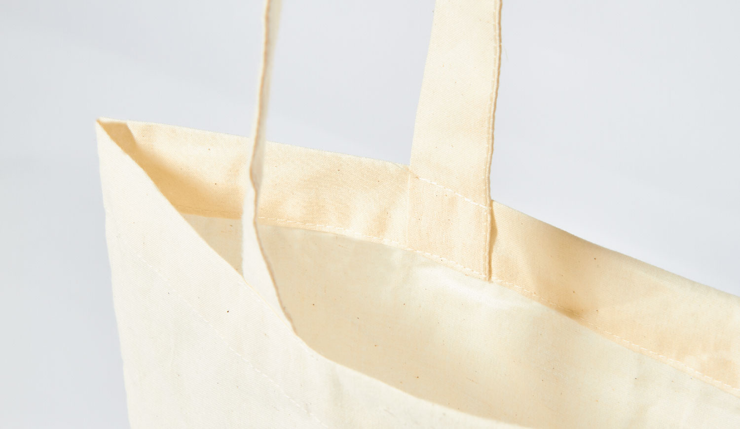 Set di sacchetti di plastica vuoti colorati. shopper in plastica con manici.  illustrazione su sfondo bianco