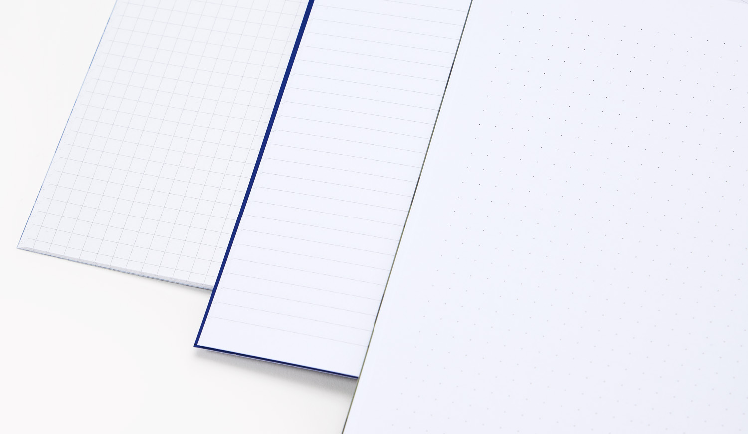 Marque-page En Papier Blanc Avec Note Autocollante Sur Les Pages Lignées Du  Livre
