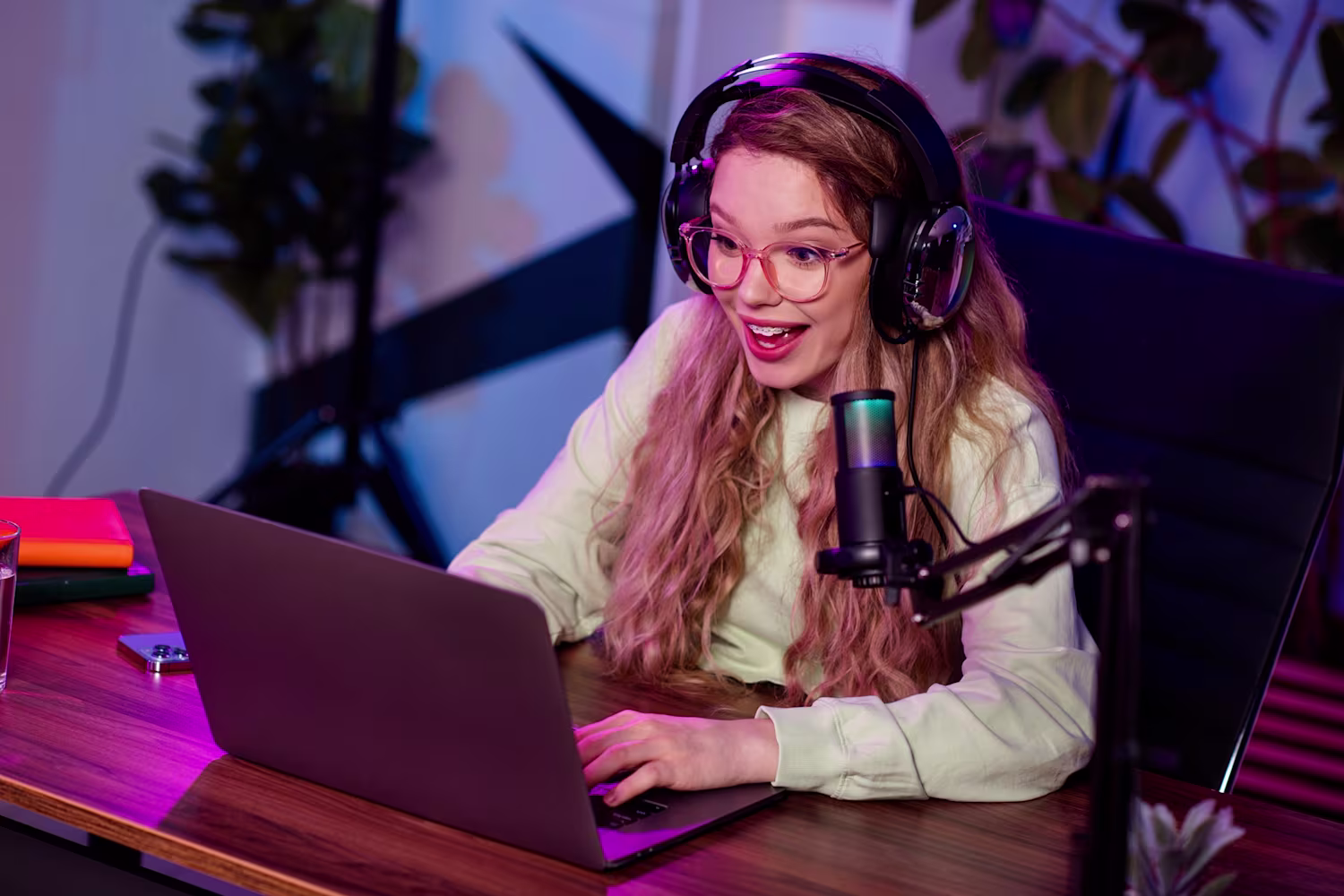 speaker che conduce un podcast divertente