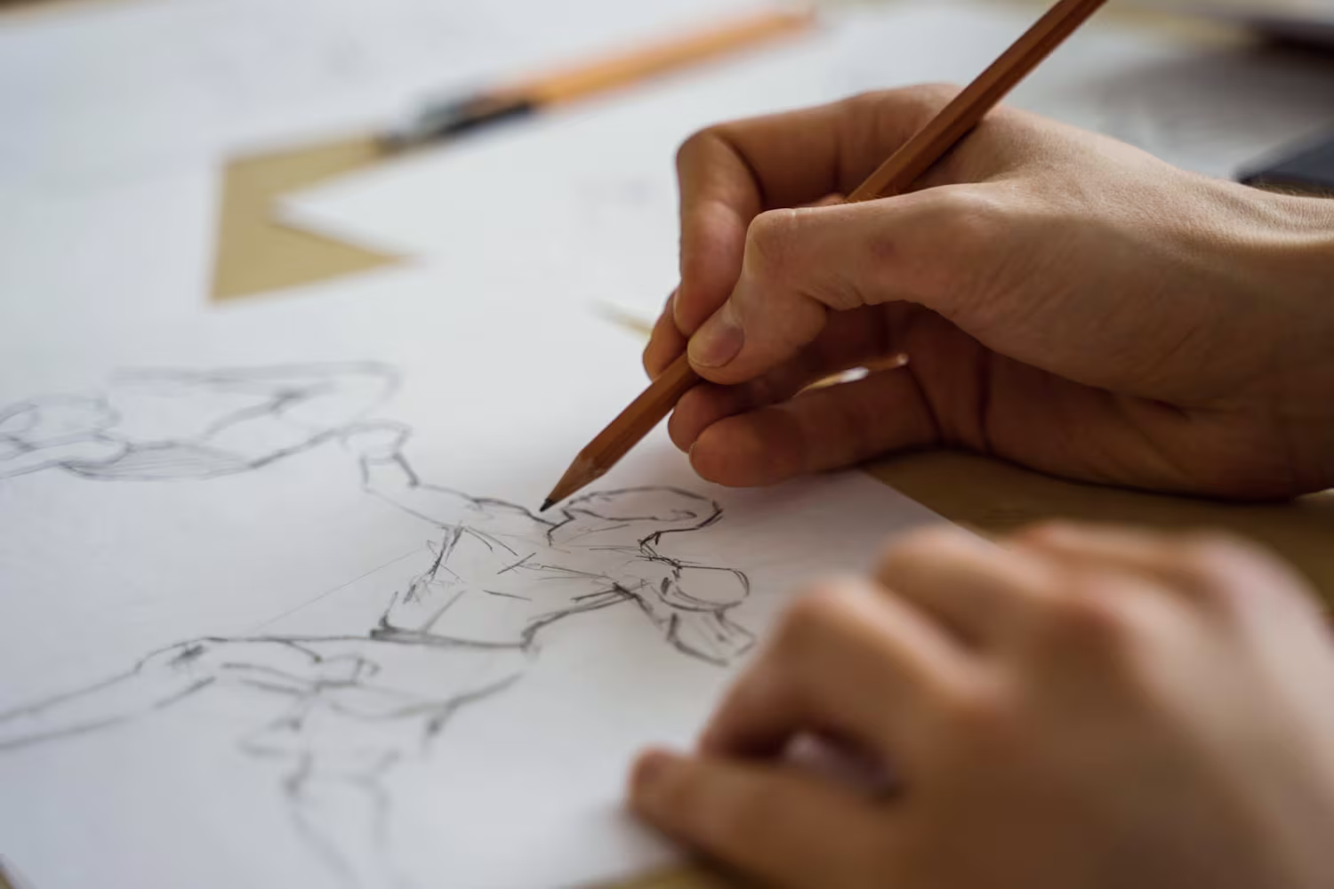 Accessori da disegno: foto di mani che disegnano