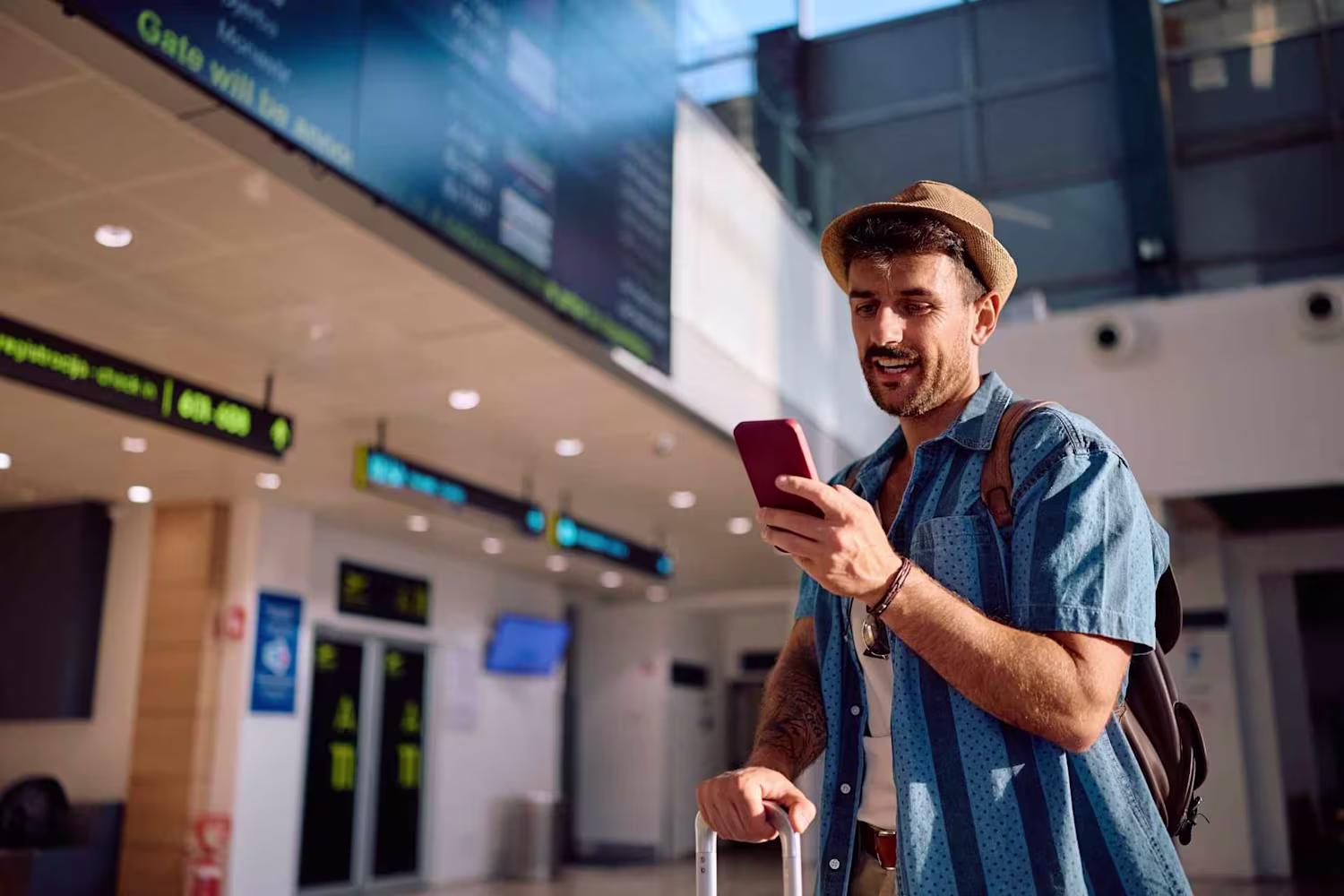 Viaggiatore che consulta app su smartphone con mappe e itinerari