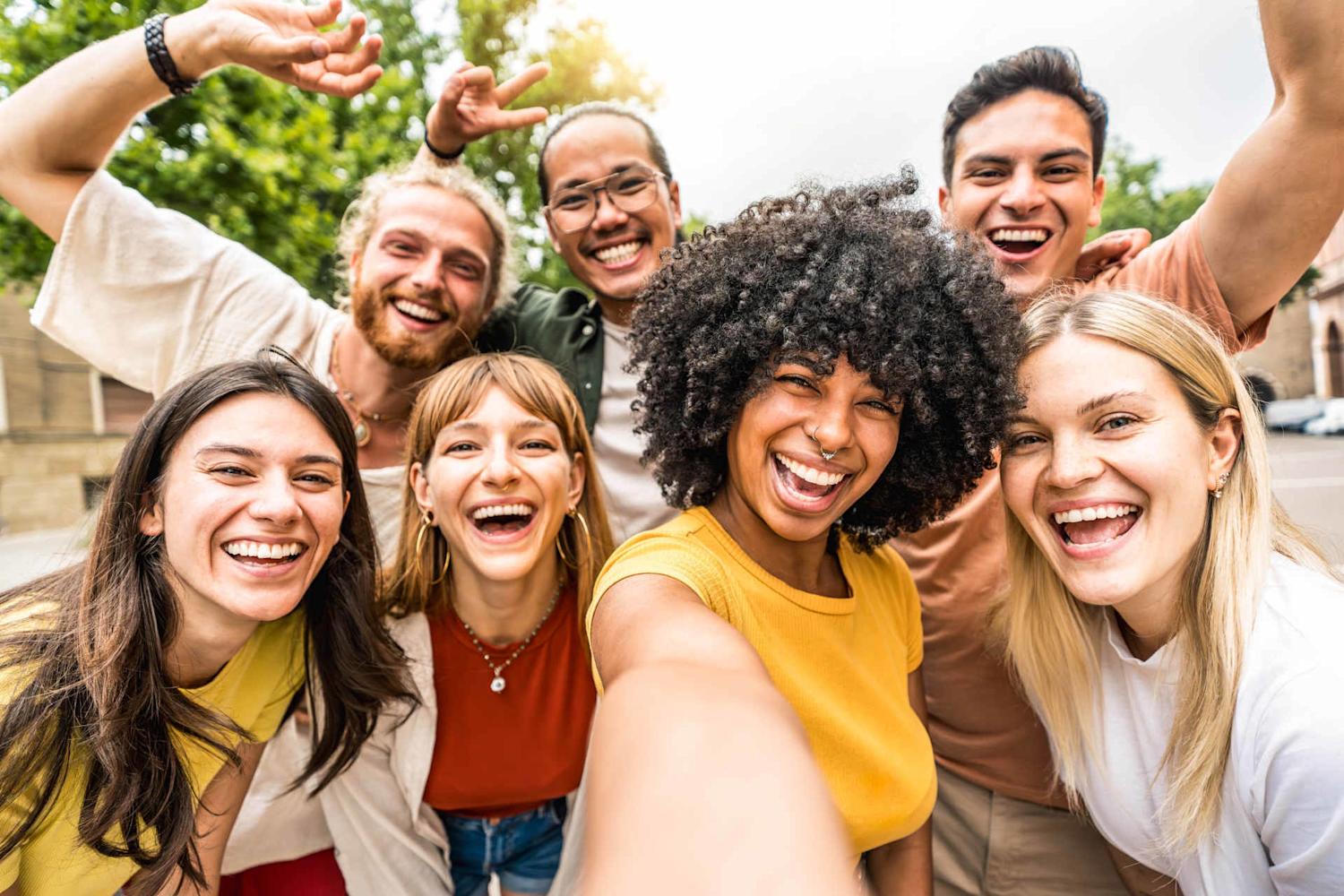 Conoscere nuove persone: foto di ragazzi sorridenti